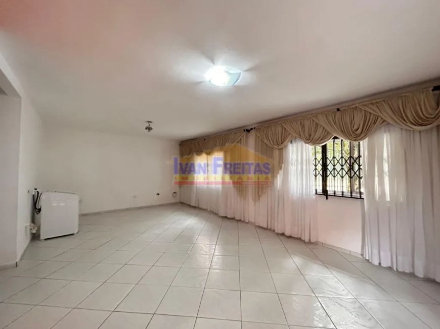 Residência em Ótima Localização No Portão.