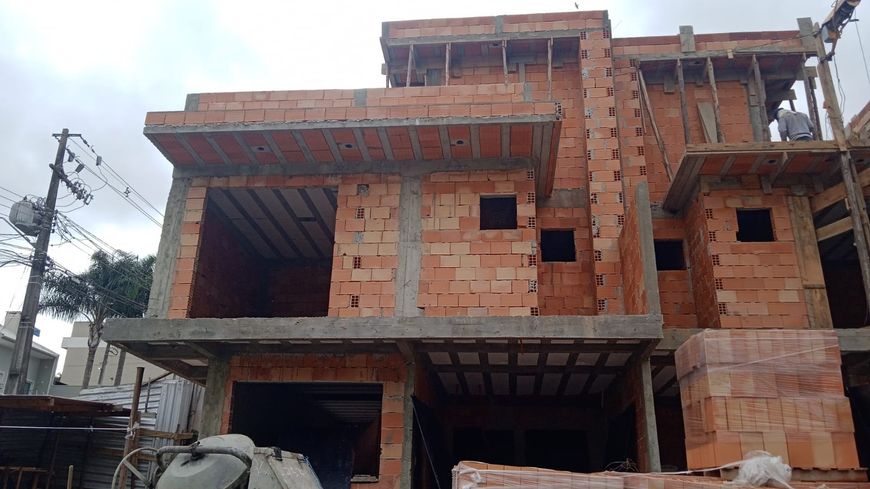 Sobrado a venda com 146m² 03 quartos um suite no bairro Uberaba - Curitiba - PR