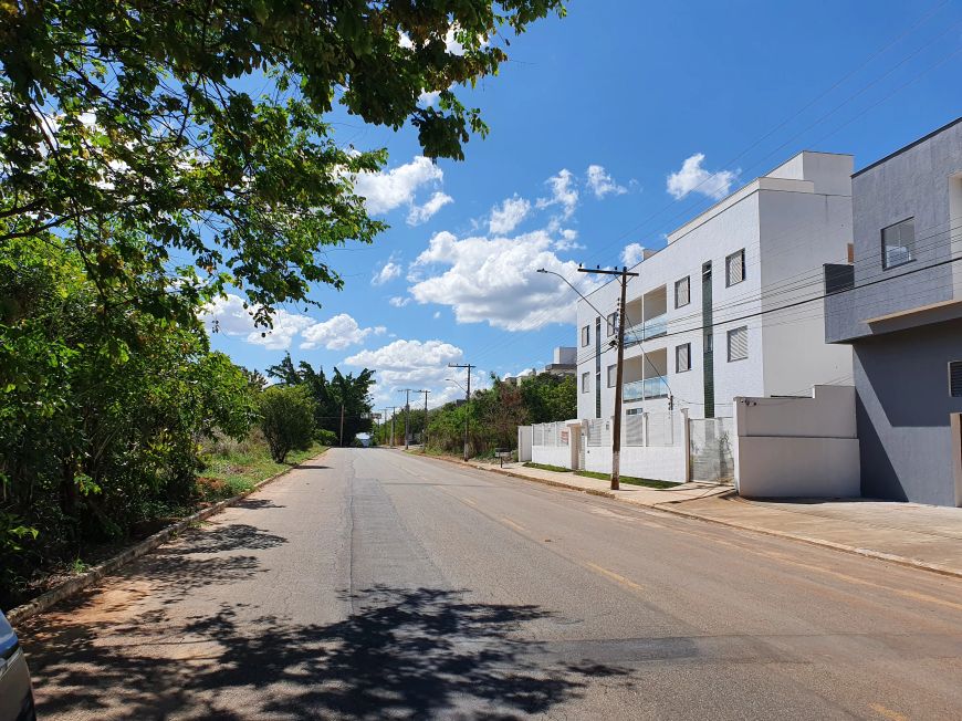 Vendo Lotes 1.000m2 no Bairro Lagoa Mansões para Uso Comercial ou Residencial
