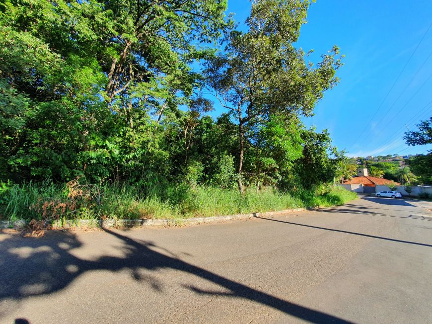 Excelentes Lotes de 1.000m2 para Fins Comerciais no Bairro Lagoa Mansões