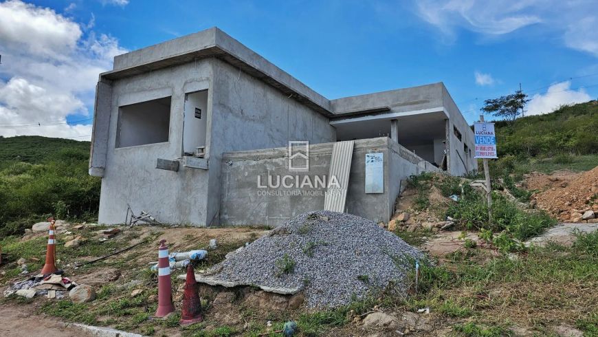Com vista! Casa com Projeto para concluir para venda - Condomínio - Bezerros