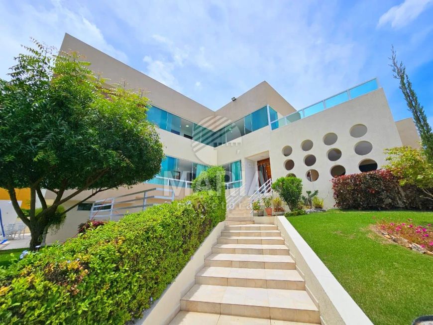 Casa em condomínio fechado com 5 quartos e piscina privativa à venda!