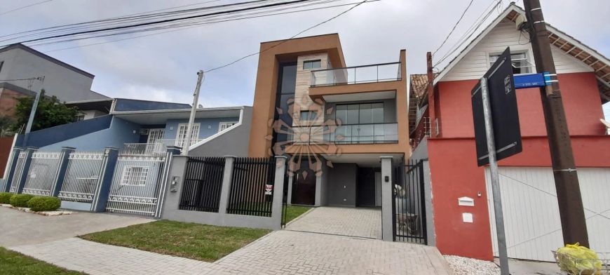 Sobrado 3 dorm. em lugar tranquilo no bairro de Santa Felidade