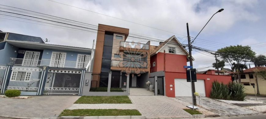 Sobrado 3 dorm. em lugar tranquilo no bairro de Santa Felidade