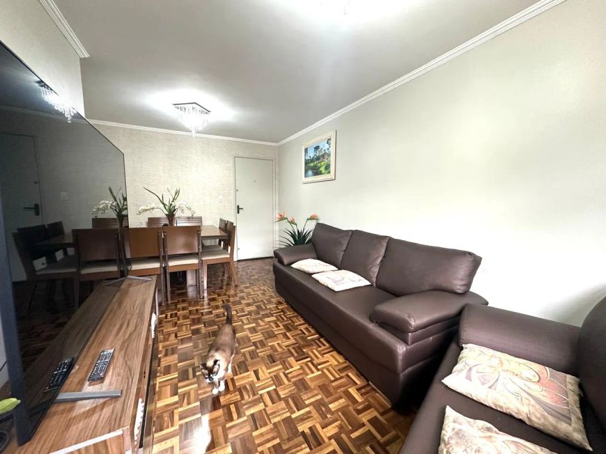 Apartamento espaçoso com 80m² contendo 3 quartos e 1 vaga no Bacacheri