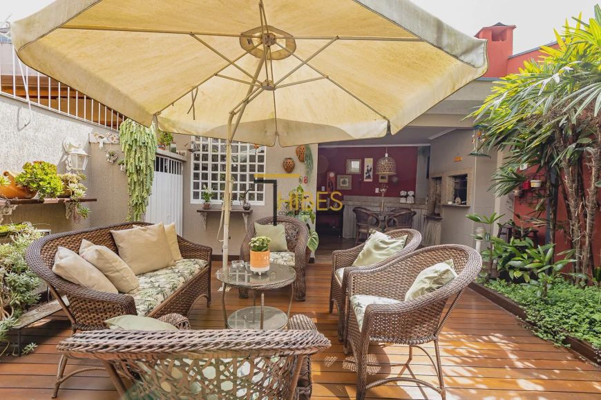Casa, São Lourenço, bairro arborizado de Curitiba, são 3 suítes, 300 m² privativos, 2 vagas
