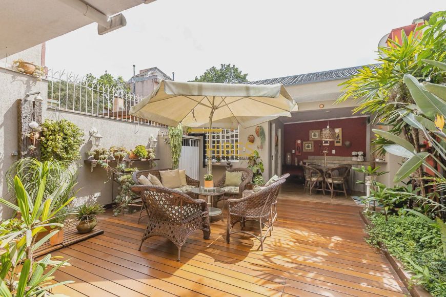 Casa, São Lourenço, bairro arborizado de Curitiba, são 3 suítes, 300 m² privativos, 2 vagas