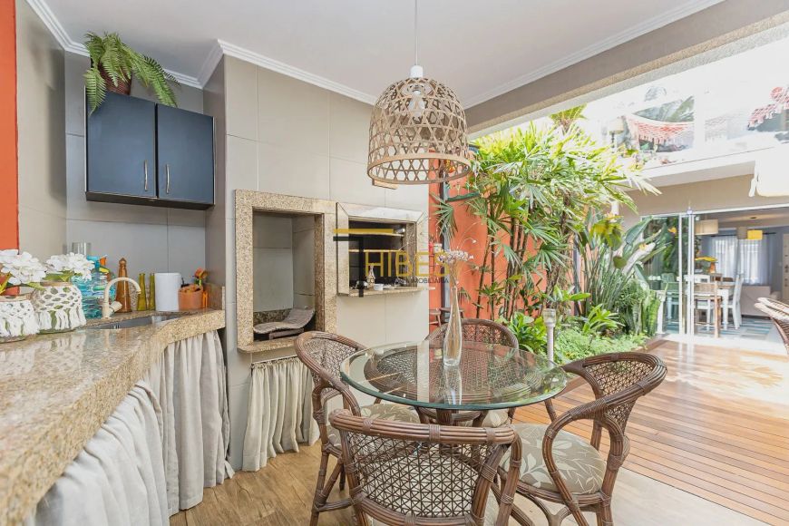 Casa, São Lourenço, bairro arborizado de Curitiba, são 3 suítes, 300 m² privativos, 2 vagas