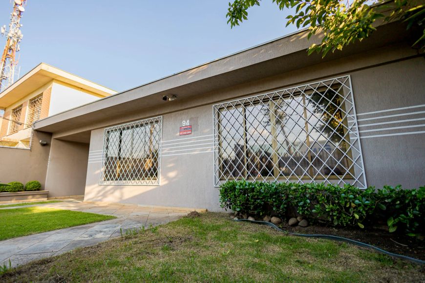 Casa com 6 dormitórios à venda, 353 m² por R$ 1.925.000 - Guabirotuba - Curitiba/PR