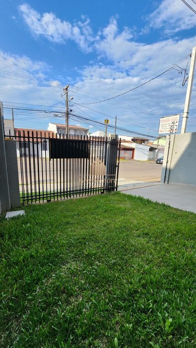 Sobrado de frente para rua próximo a Av. Salgado Filho