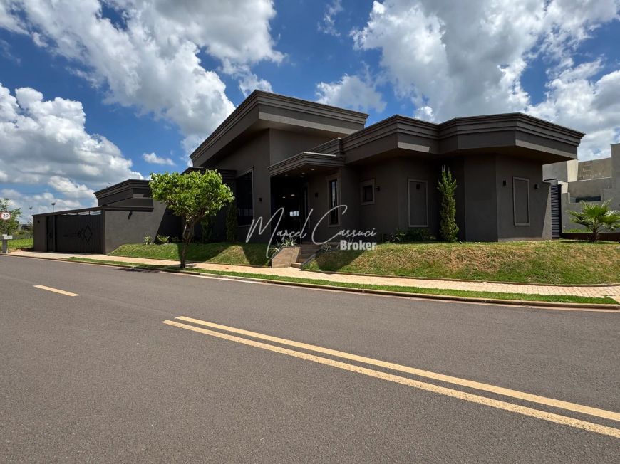 Belíssima casa à venda com 3 suítes, sendo 1 suíte com closet, cozinha Gourmet e piscina