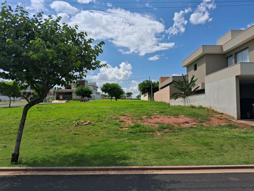 Casa de condomínio para venda possui 301 metros quadrados