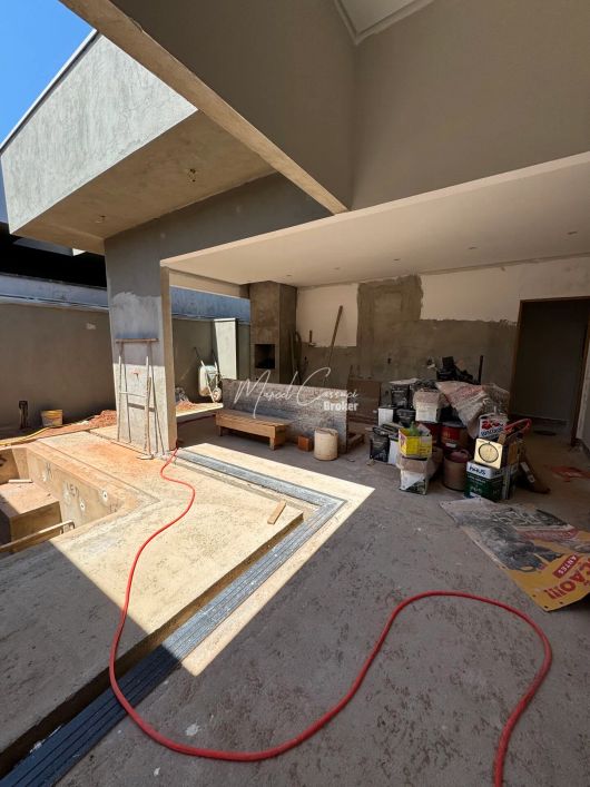 Lindíssima casa à venda com 3 suítes, área Gourmet e piscina