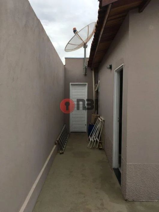 vende-se casa de 2 dormitorios com varanda com churrasqueira e piscina