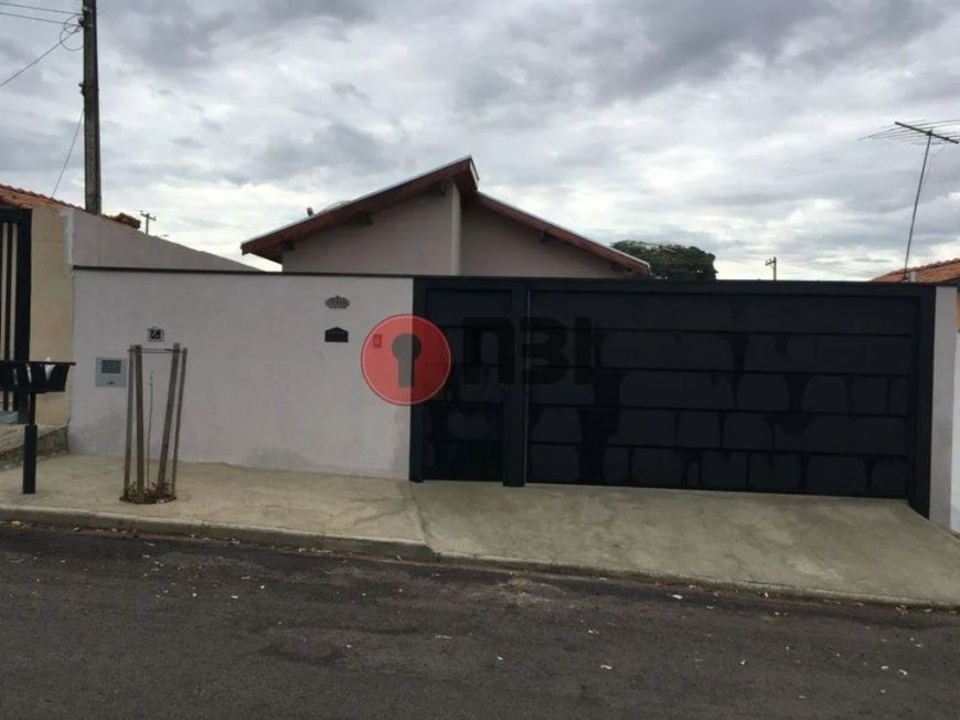 vende-se casa de 2 dormitorios com varanda com churrasqueira e piscina