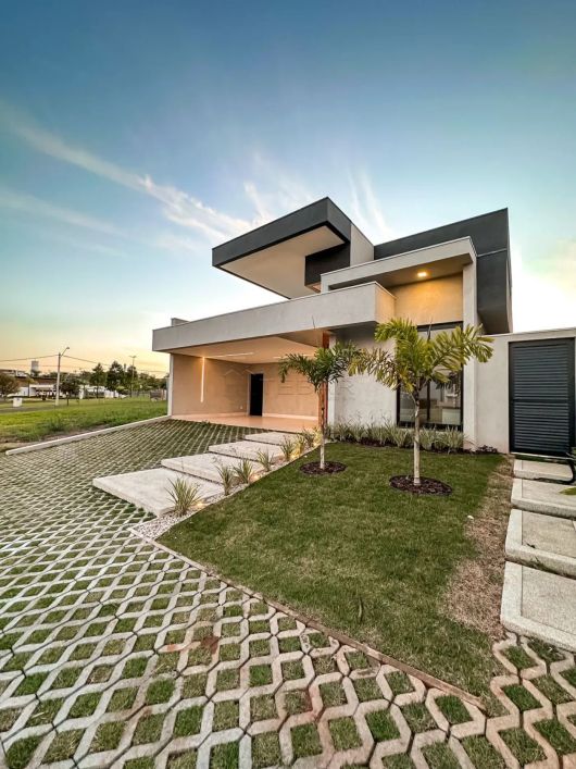 Casa impecável, com excelente acabamento - 3 suítes, rica em armário - Terras de Alphaville