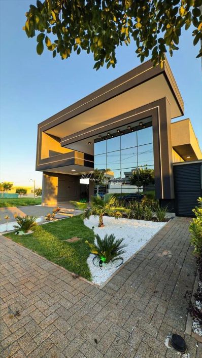 Belíssima casa à venda com 3 suítes, área Gourmet e piscina aquecida com cascata