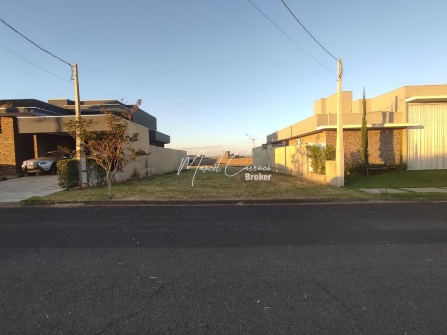 Terreno plano à venda com os 2 lados definidos.