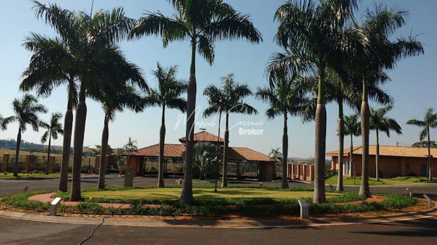 Terreno plano à venda com os 2 lados definidos.