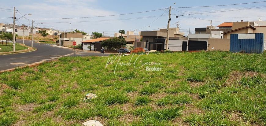 Área com 3 terrenos à venda. Ideal para residencial ou comercial.
