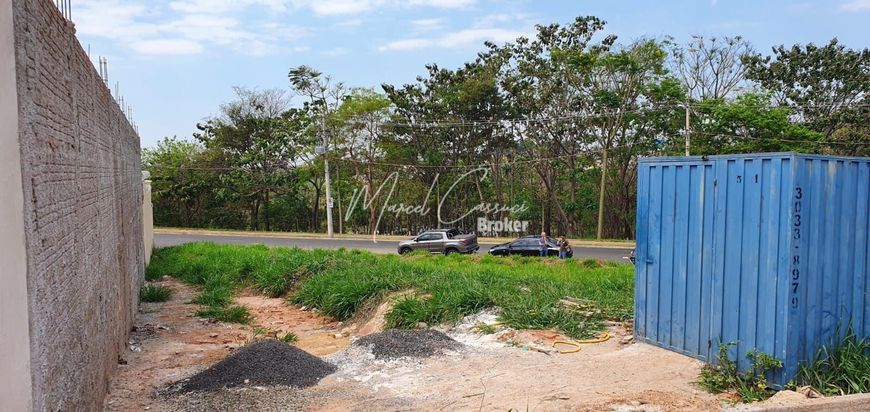 Área com 3 terrenos à venda. Ideal para residencial ou comercial.