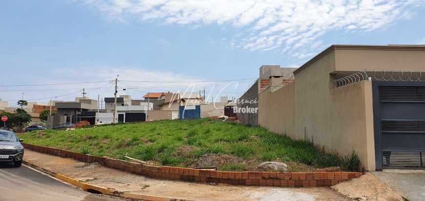 Área com 3 terrenos à venda. Ideal para residencial ou comercial.