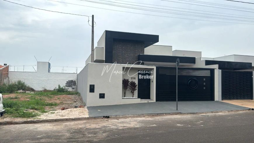 Linda casa à venda com 3 quartos, sendo 1 suíte, bem localizada em bairro aberto
