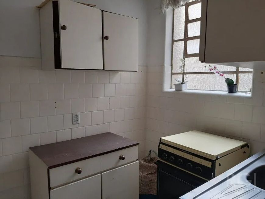 Apartamento de 2 dormitórios, um banheiro enorme com banheira. no bairro Petrópolis, amplo, de frent
