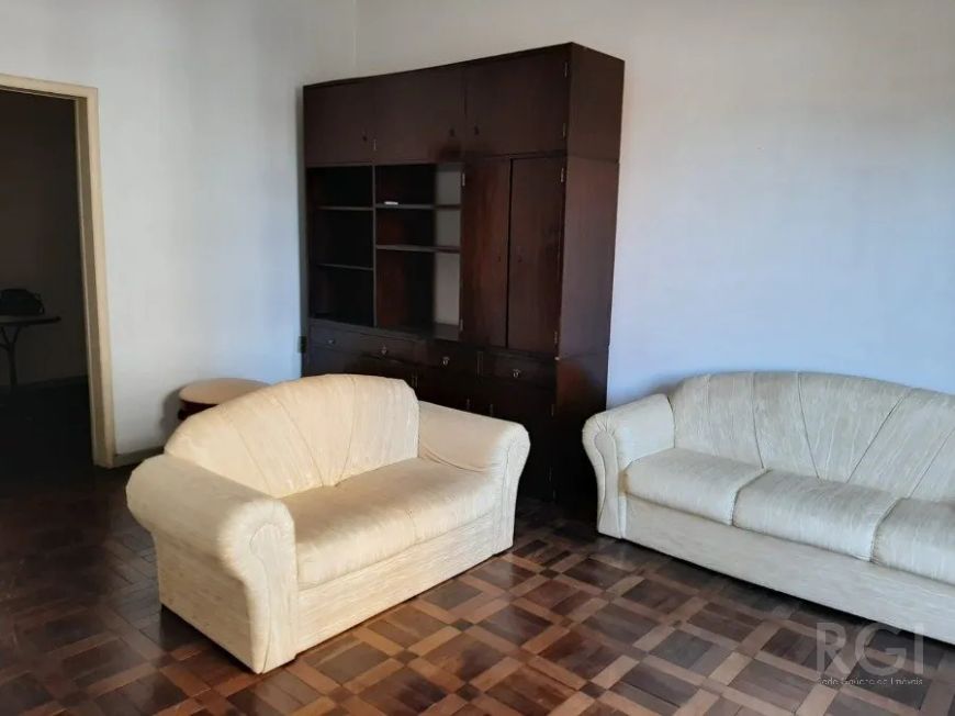 Apartamento de 2 dormitórios, um banheiro enorme com banheira. no bairro Petrópolis, amplo, de frent