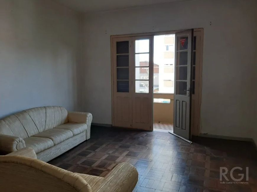 Apartamento de 2 dormitórios, um banheiro enorme com banheira. no bairro Petrópolis, amplo, de frent