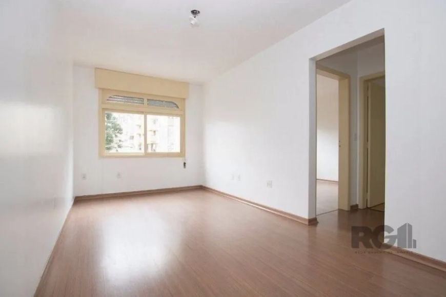 Apartamento de 42m², 1 dormitório na melhor localização do bairro e 1 vaga de garagem. Amplo living