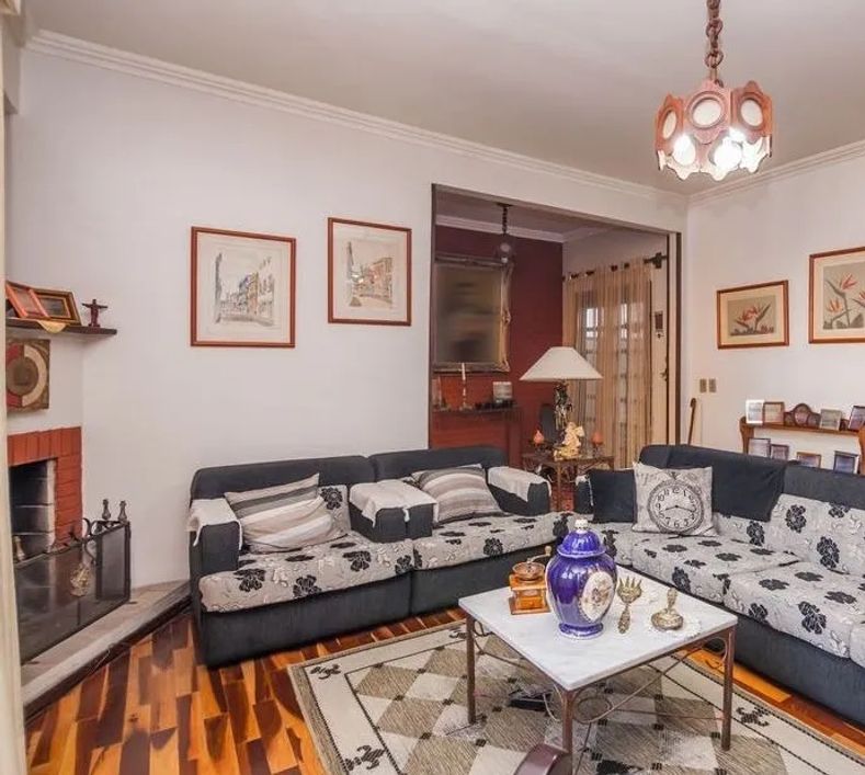 otima casa, localizada no Bairro Chácara das Pedras, com 170 m² de área privativa, com 3 dormitórios