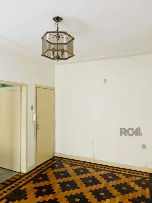 Amplo e silencioso apartamento, bem localizado (próximo ao Zaffari CB), ensolarado, totalmente refor