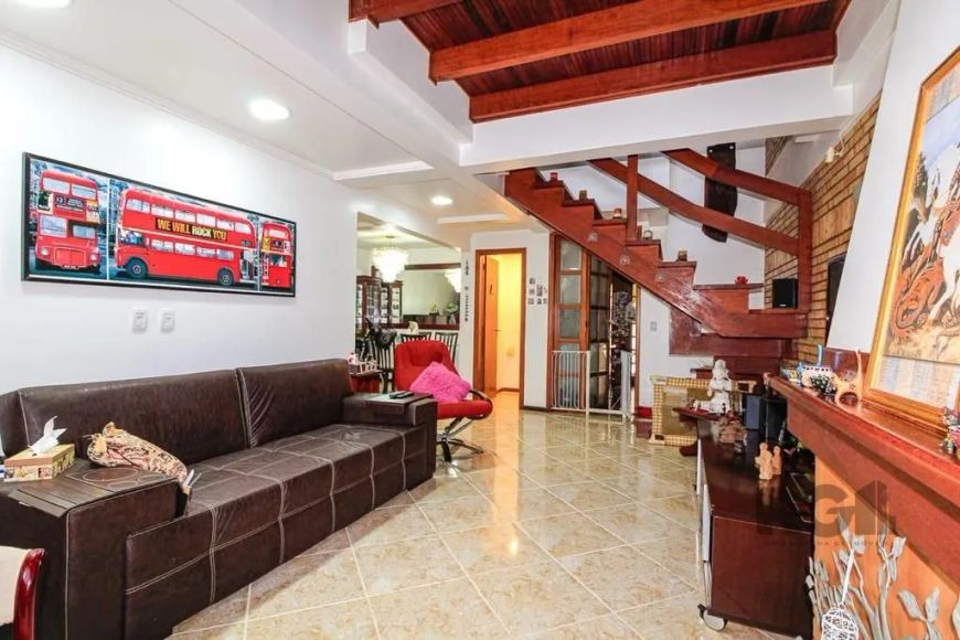 Excelente casa estilo sobrado, semi mobiliado, com 177,66m² privativos, 3 dormitórios sendo 1 suíte