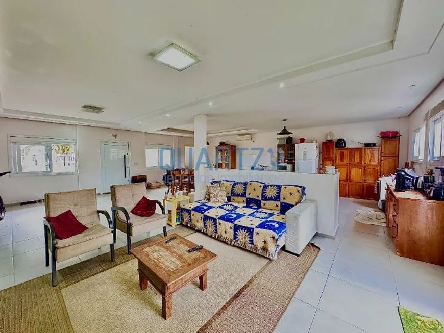 Casa ampla e excelente à venda em Porto Alegre-RS, bairro Vila Nova: 3 quartos, 3 suítes, 4 salas, 5
