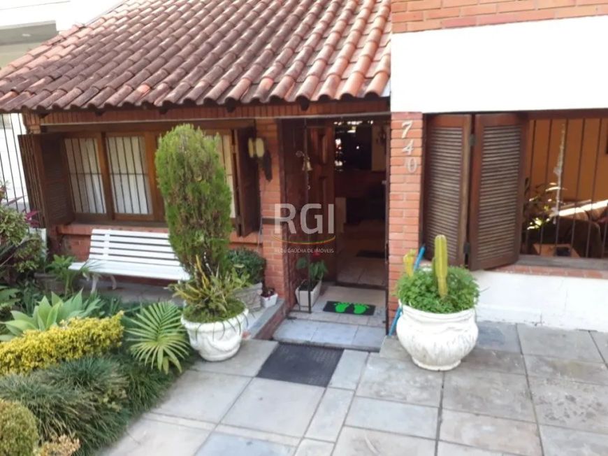 Excelente casa com dois pisos e 3 dormitórios, no início da subida do morro São Caetano, com sol pel