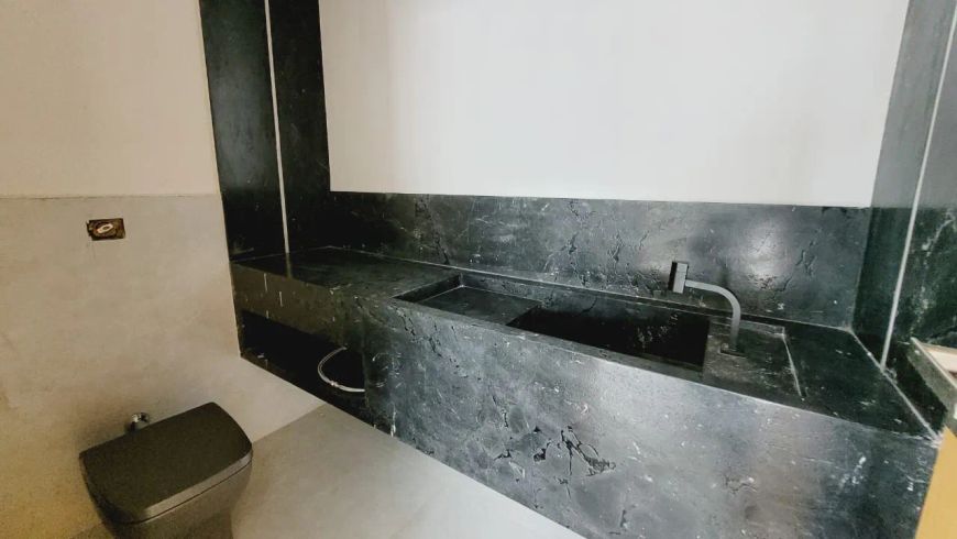 Casa térrea Portal Do Sol Green com piscina e 5 garagens com energia solar e automação em Goiânia-GO