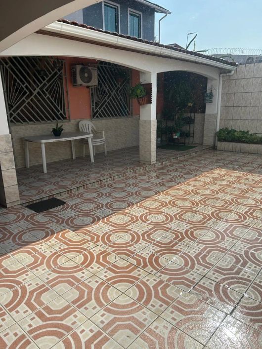 Casa com 4/4 e 3 vagas de garagem