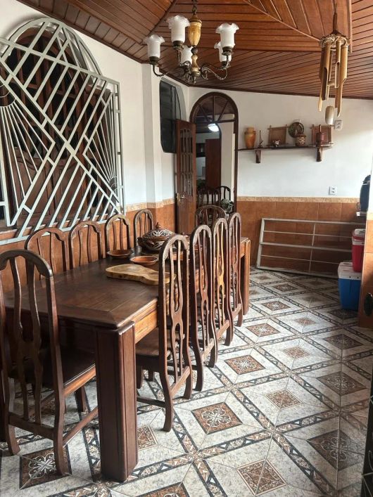 Casa com 4/4 e 3 vagas de garagem