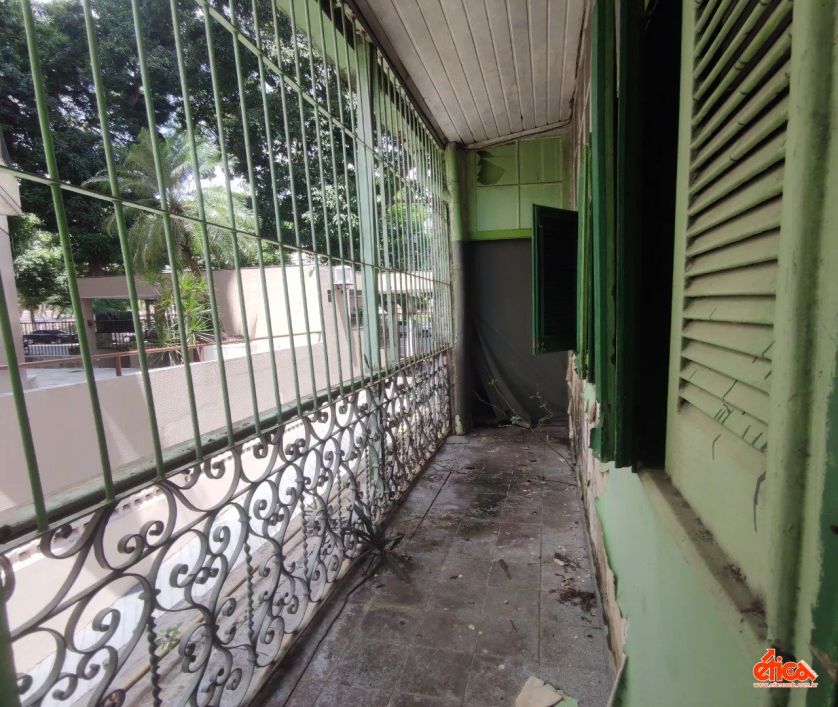 Imovel na Av. Magalhães Barata em frente ao Colegio Gentil