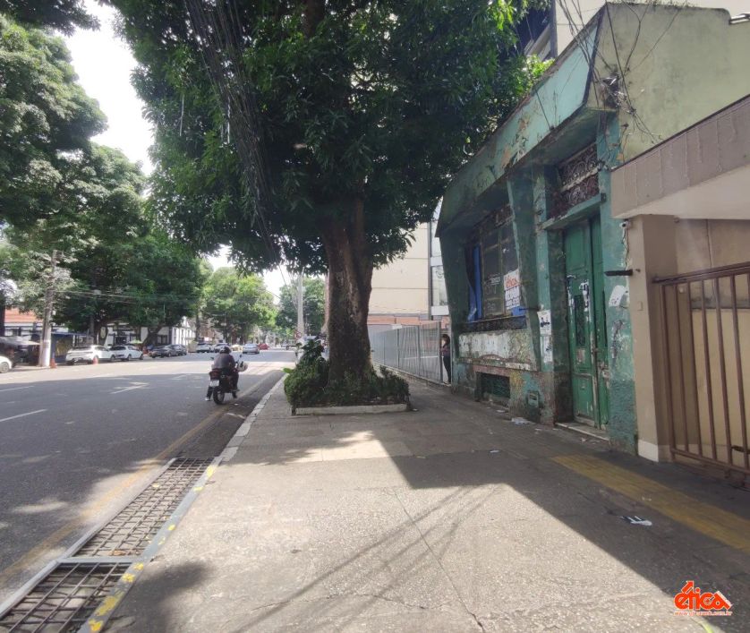 Imovel na Av. Magalhães Barata em frente ao Colegio Gentil