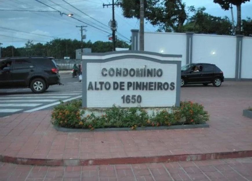 Vendo casa térrea no Condomínio Altos de Pinheiros , com 3 suites, 2 vgs de garagem