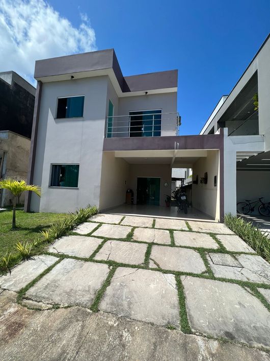Casa de condomínio para venda possui 250 m², com 4/4, sendo 2 suítes.