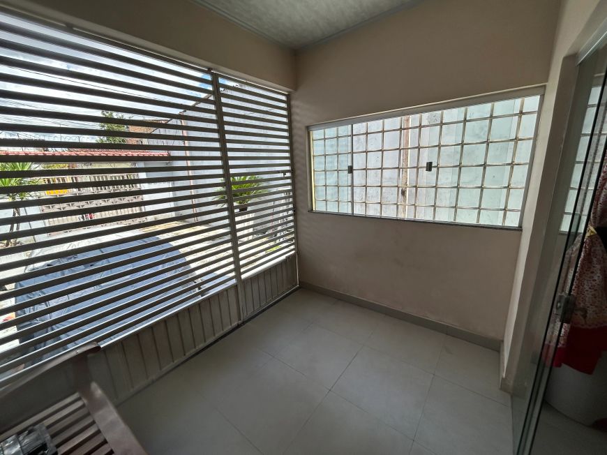 JN VENDO CASA DE DOIS ANDARES EM PASSAGEM NO BAIRRO DA MARAMBAIA CASA ADAPTADA