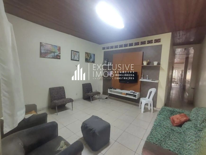 KN Excelente Casa no Telégrafo, Ampla, com Garagem, e quintal e 2 Apartamentos nos Fundos