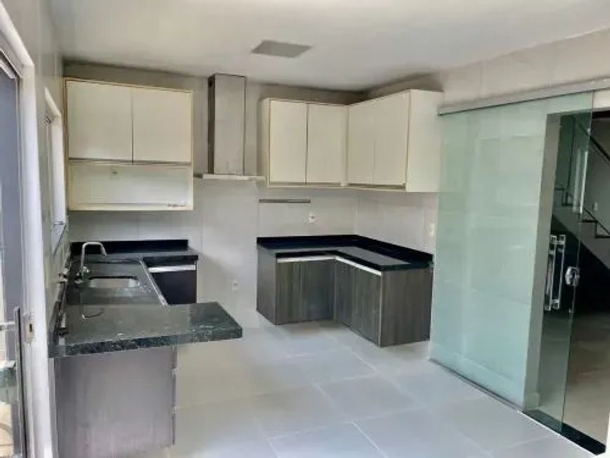 ótima casa de 4 suítes em condomínio fechado Jardim Espanha