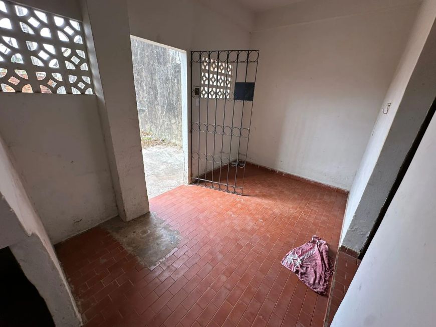 Imóvel comercial com 20m de frente por 75m de fundos, com casa de 2 pav. e galpão. 1500 m2