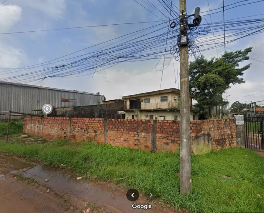 Imóvel comercial com 20m de frente por 75m de fundos, com casa de 2 pav. e galpão. 1500 m2