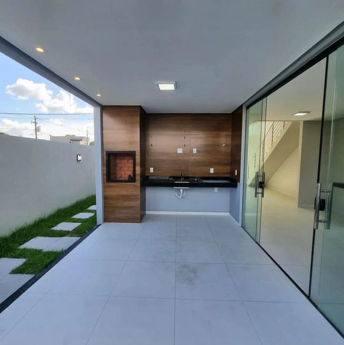 QUARTZO - Casa duplex com 4/4 sendo 3 suítes e Piscina.