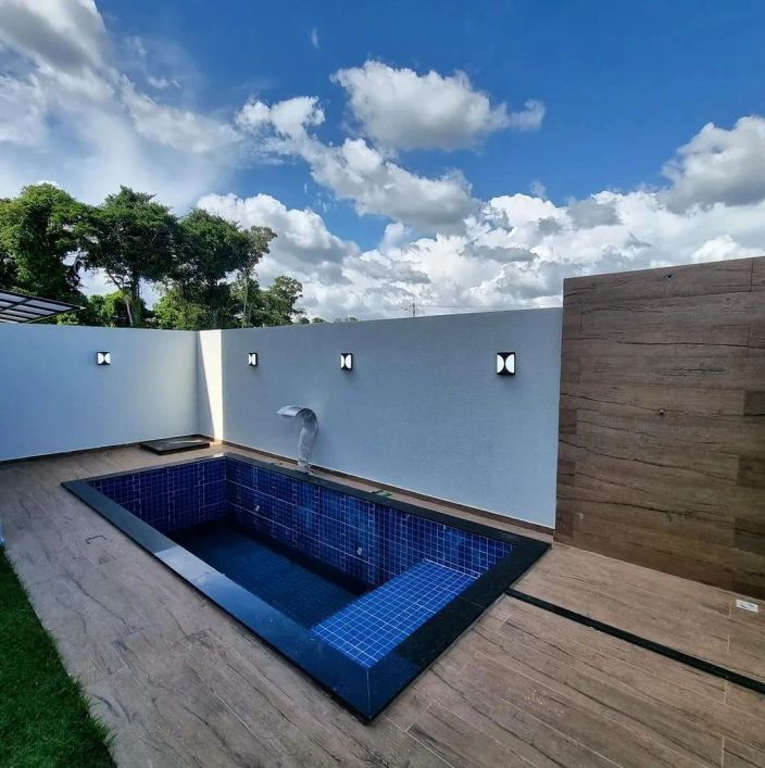 QUARTZO - Casa duplex com 4/4 sendo 3 suítes e Piscina.